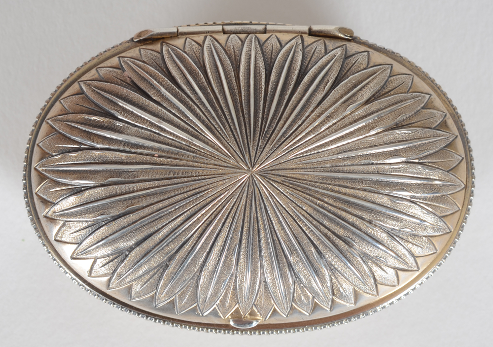 An oval silver and silver gilt box in the L XVIth style — View from the lid