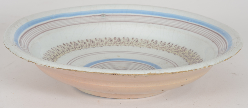 Brussels tin-glazed earthenware 'target' dish — Side view of a magnificent handpainted dish, 30,5 cm diameter, height 7 cm, in good condition
