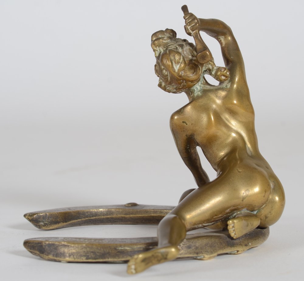 Georges Récipon, le porte bonheur — View from the side