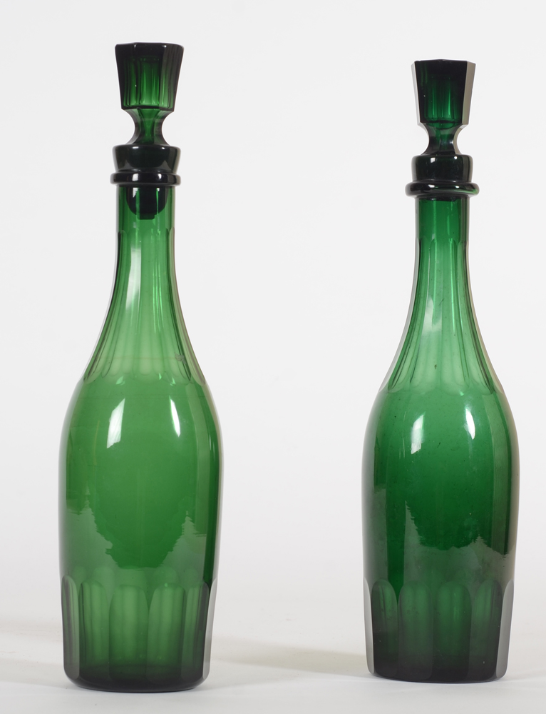 Two early emerald green cut glass decanter bottles, probably England, 19th century — Pair de bouteilles en verre taillé, probablement Angleterre 19me siècle