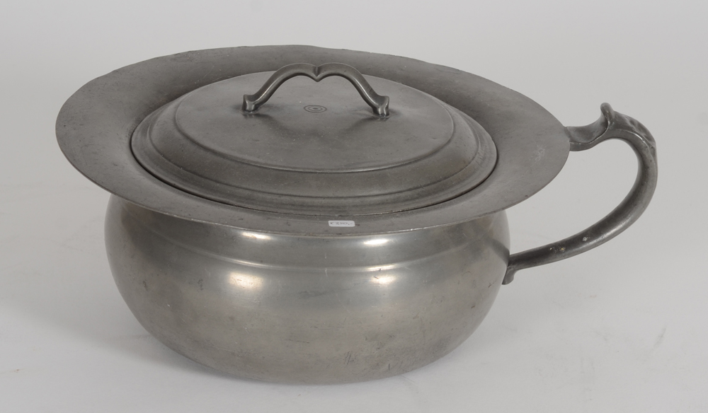 Jan Huising (Groningen), a functioning pewter chamber pot with lid , 19th century — view from above