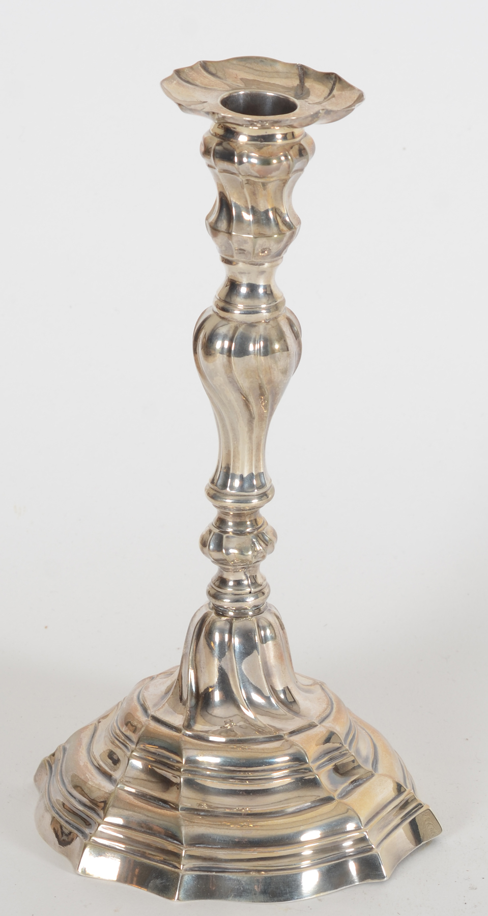 Joannes Baptista MS Paulus (Stuyck  2793-2796), A good handcrafted L XV 18th silver candlestick 1775 — <p>View from above</p>