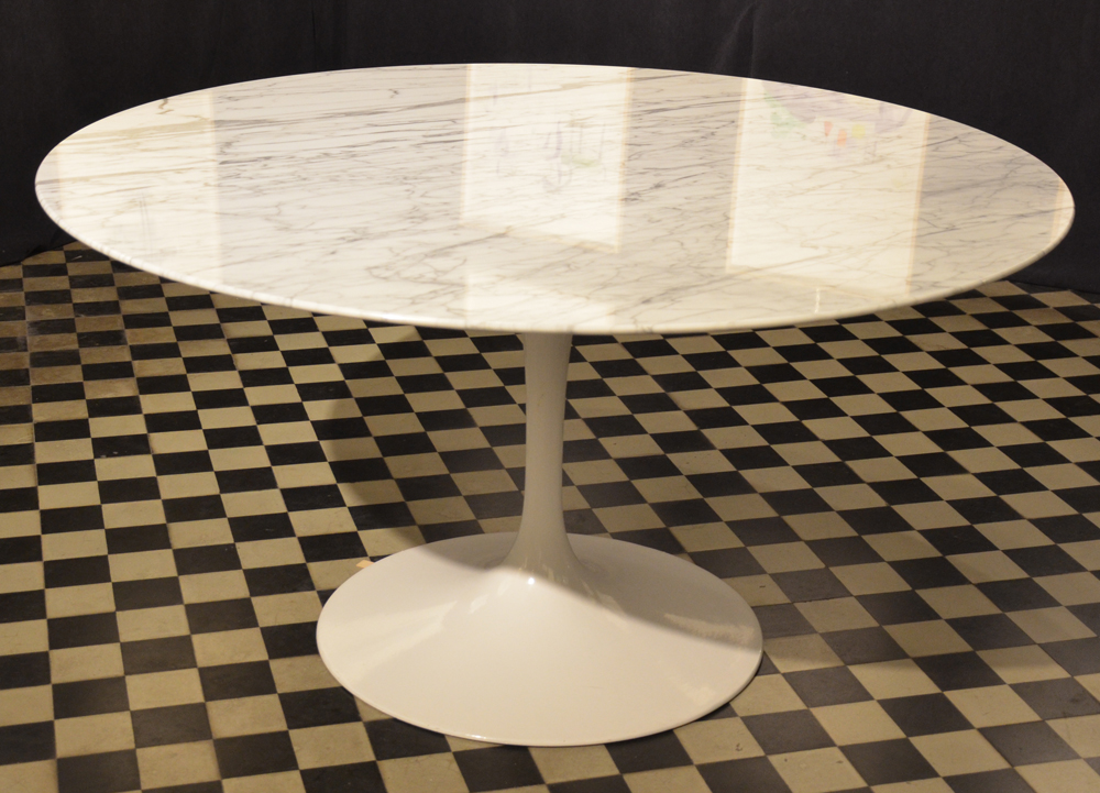 Eero Saarinen Tulip table — Très belle table en bonne condition, de 1971