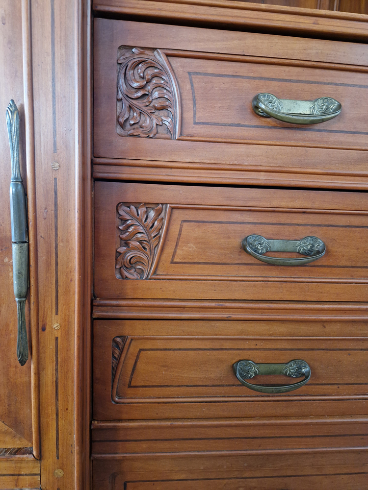 Georges Turck Armoire à glace à 3 corps Fougère 1907 — Detail of the hinge and of the original handles