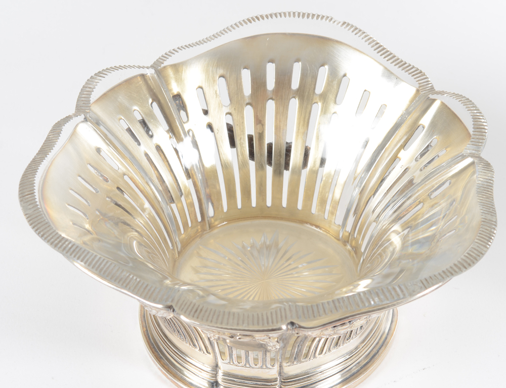 Wolfers Frères silver and crystal L XVI style milieu de table in three parts, 1913 — Detail from the inside with custom made crystal bowl