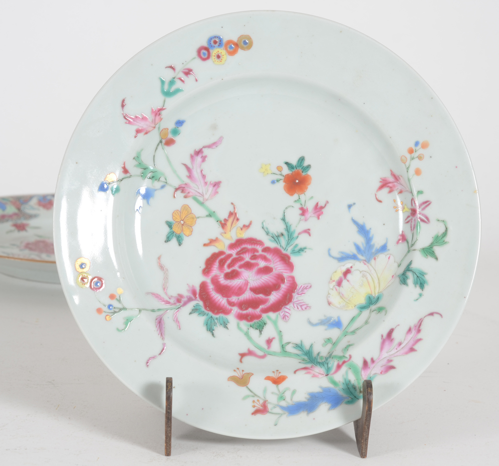 Chinese porcelain famille rose flower plate — Assiette en porcelaine de chine famille rose ornée de fleurs