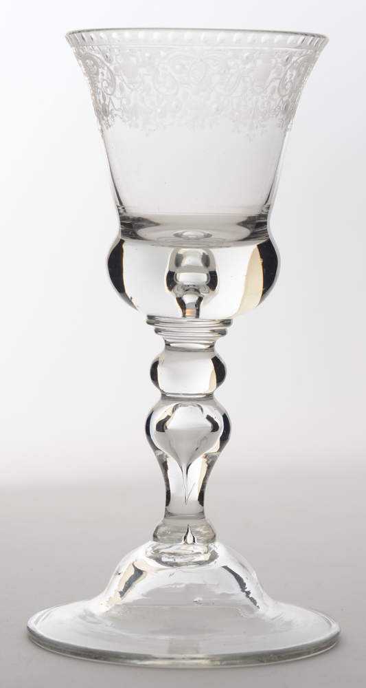 An engraved English wine glass 18th century — Verre à vin anglais du 18me siècle, gravé