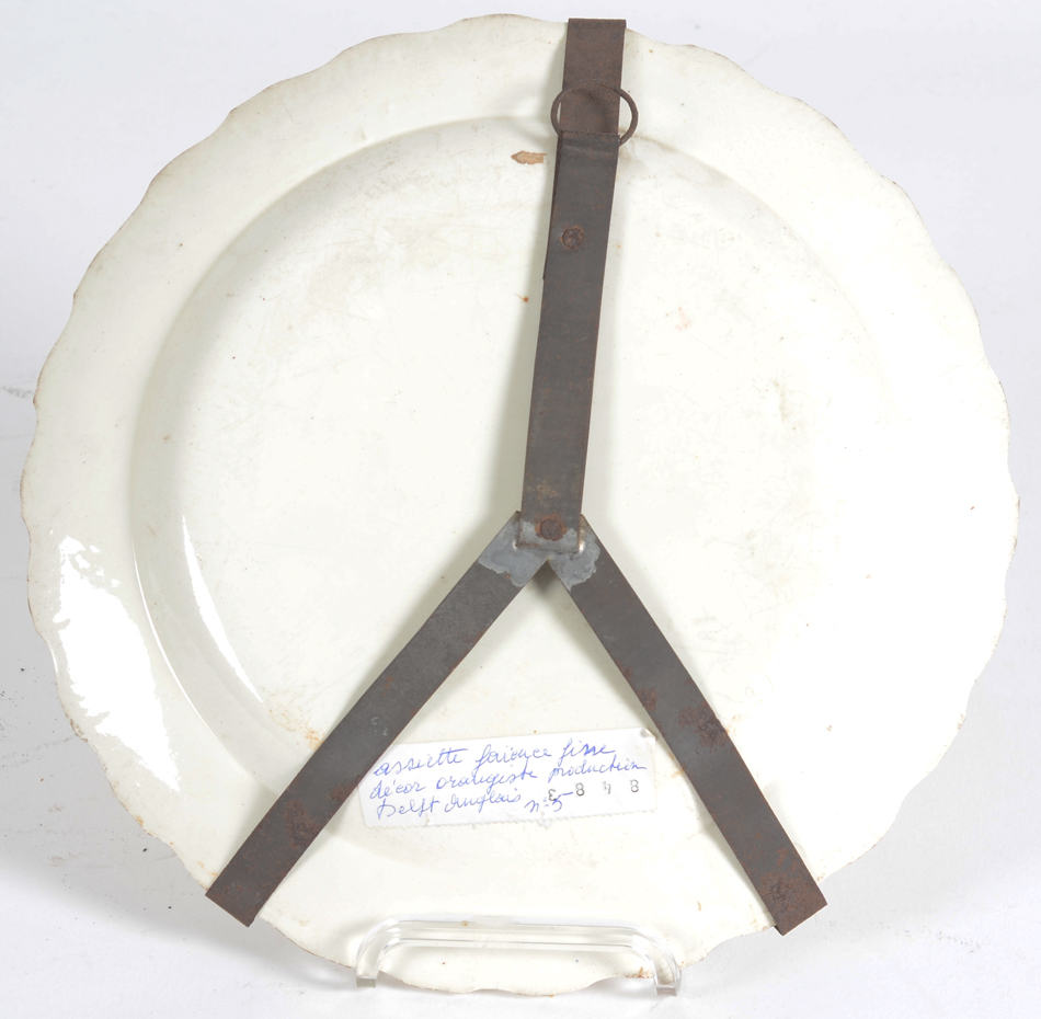A probably Leeds creamware 'Oranjebord' with a portrait of Willem V of Orange, late 18th century — Back of the plate