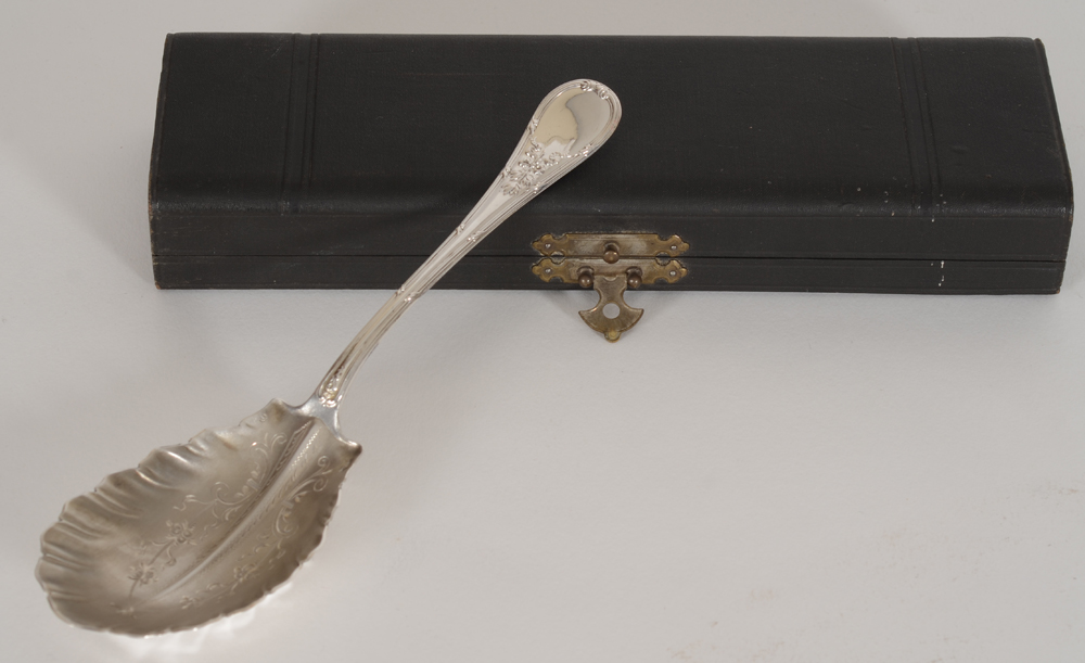 A Koch and Bergfeld silver serving spoon in a purpose made shrine, ca. 1900 — Front of the spoon