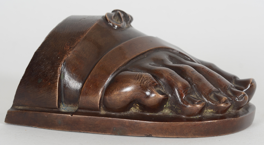 a bronze Roman foot, used as presse-papiers, 19th century — Pied d'inspiration classique, bronze patiné, probablement France, 19me siècle