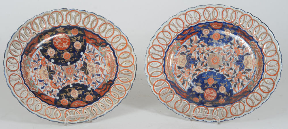 A pair of oval porcelain Imari dishes, Japan — Paire de plats en porcelaine japonaise (Imari)