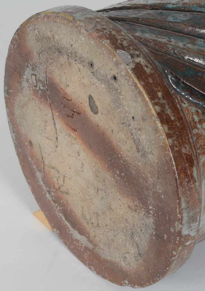 Arthur Craco — Detail of the standing rim, showing some chips due to handling