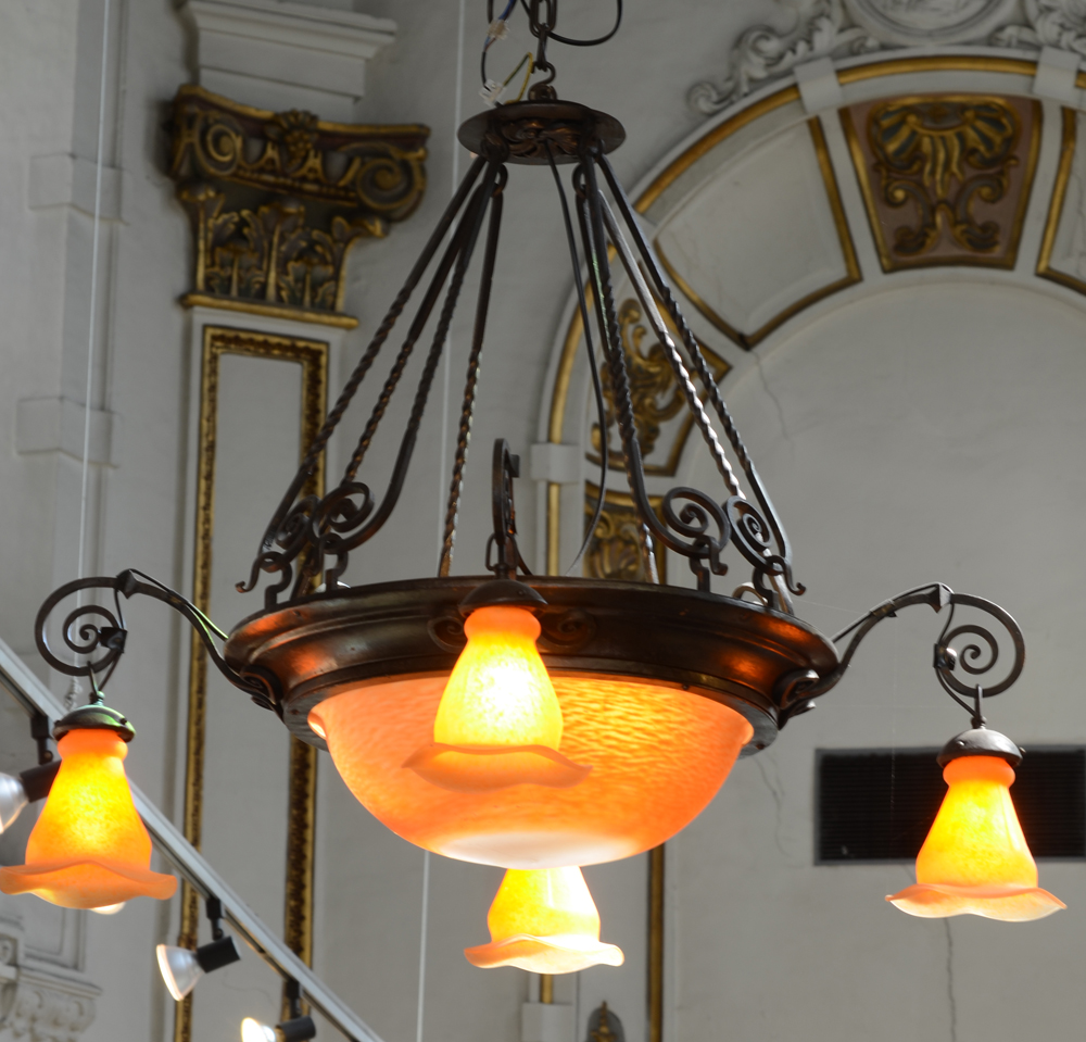 Daum Nancy (France) a large art nouveau 5 lights chandeleer in glass and forged iron — The structure of the chandeleer in hand wrought and patinated iron