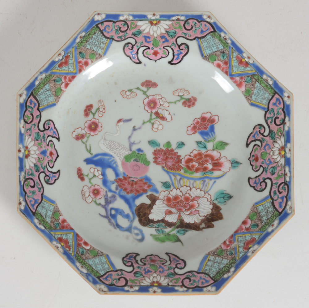 Octagonal famille rose Chinese export plate with white heron — Porcelaine de Chine de Commande, en bonne condition