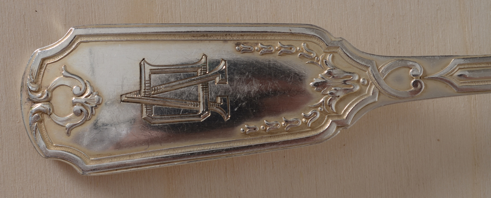 Delheid Frères, a complete set of L XIV style cutlery in silver for 12 persons — Detail of the engraving at the back