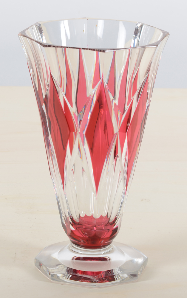 Val St-Lambert a 1960's clear cut cristal and red overlay octogonal vase — Vase en cristal, signé