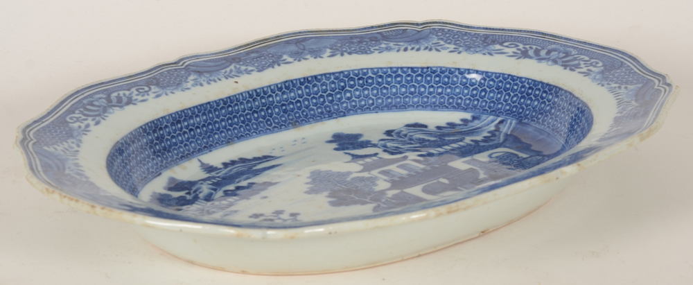 Chinese blue and white Willow pattern charger — Side view