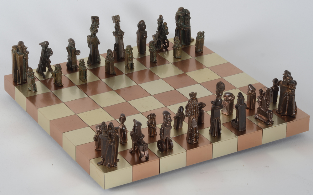 Vic Gentils — Jeux d'échec en bronze patiné, tous les pièces signées et marquées Epreuve d'Artiste. Fait en 1973