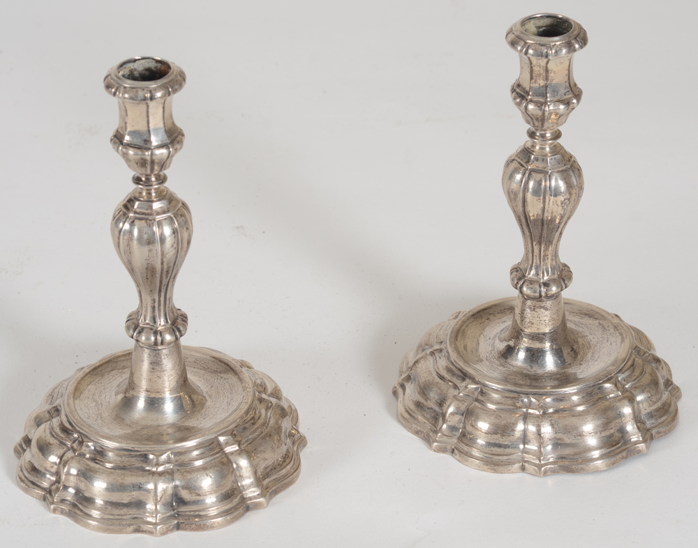 A good pair of mid-eightteen century silver desk candlesticks, Vienna — Paire de chandeliers en argent massif, Vienne, 1752