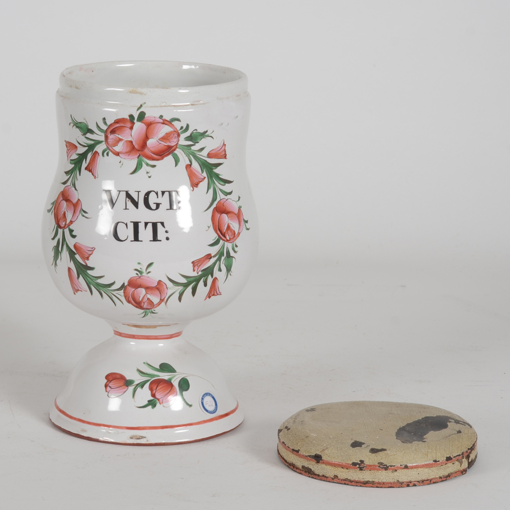 French glazed eartenware apothecary jar with tin lid — en bonne condition générale, correspondent á l'âge