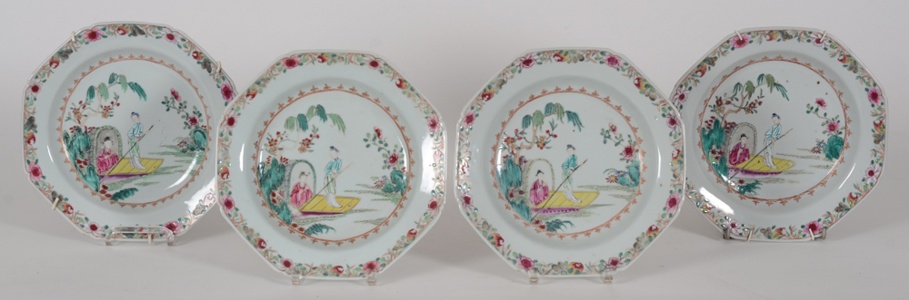 set of 4 Chinese porcelain octogonal plates — Un set de 4 assièttes du même décor en porcelaine famille rose