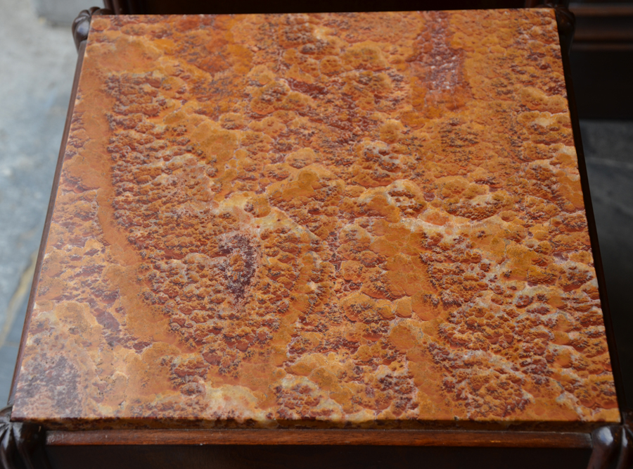 A pair of art deco night stands in mahogany and onyx marble — Detail of the onyx marble top