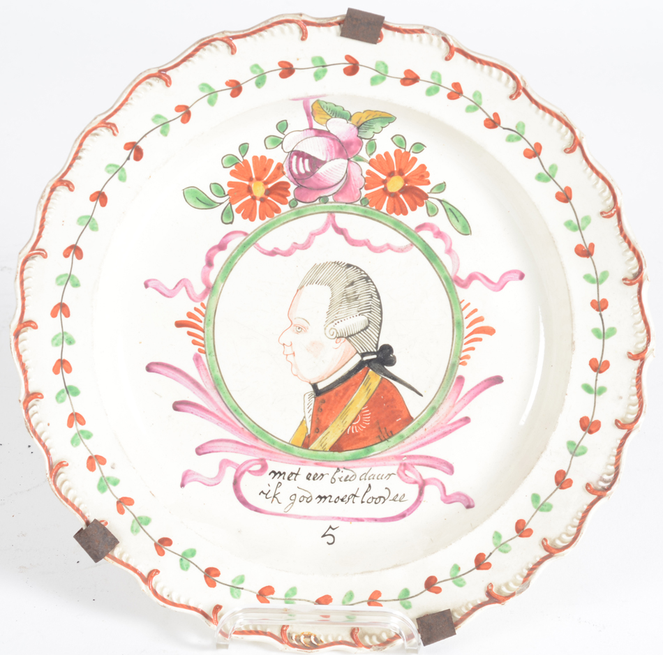 A probably Leeds creamware 'Oranjebord' with a portrait of Willem V of Orange, late 18th century — Assiette en faience fine anglaise, décor de Guillaume V d'Orange