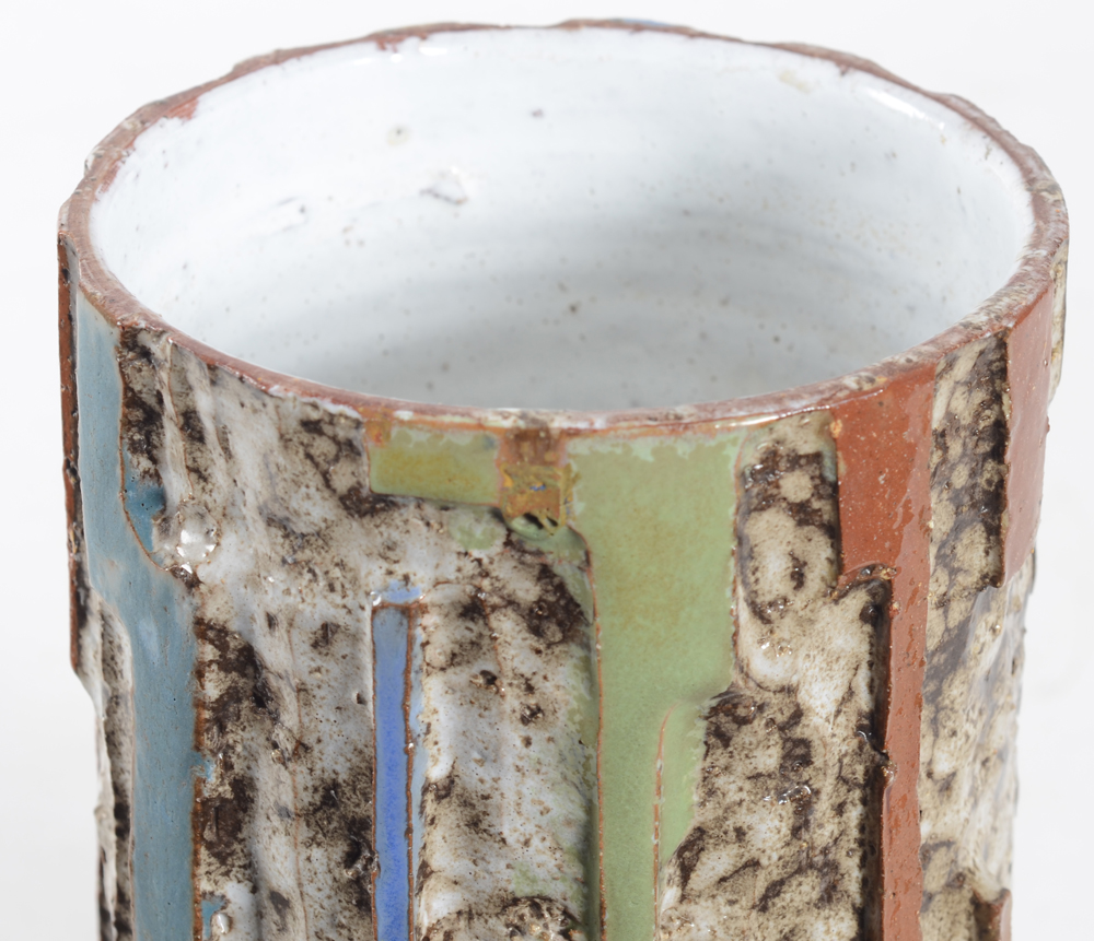 Brutalist studio pottery vase — Detail of the rim