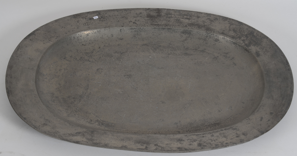 Very large pewter dish — Très grand plat en etain, probablement Anglais