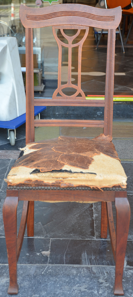 F. De Deyne (Gand) 6 early art nouveau chairs in mahogany — Frontal view of one of the chairs