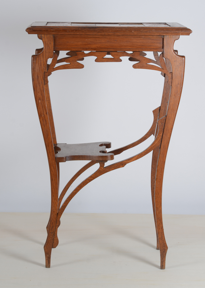 small art nouveau table with tile top — Petite table art nouveau en chêne avec carreaux anglaises dans le plateau
