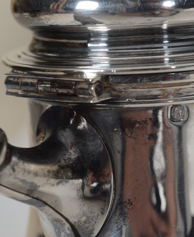Fray et Fils (Paris), a small, almost miniature silver and wood coffepot, end of the 19th century — Detail of the hinge and alloy mark