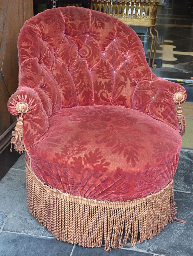 A dramatic red "tassel" Napoleon III crapaud — Alternate view