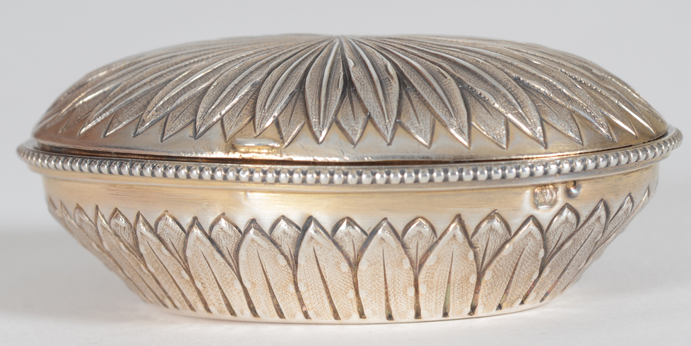 An oval silver and silver gilt box in the L XVIth style — Boite à prise en argent et vermeil, de style L XVI