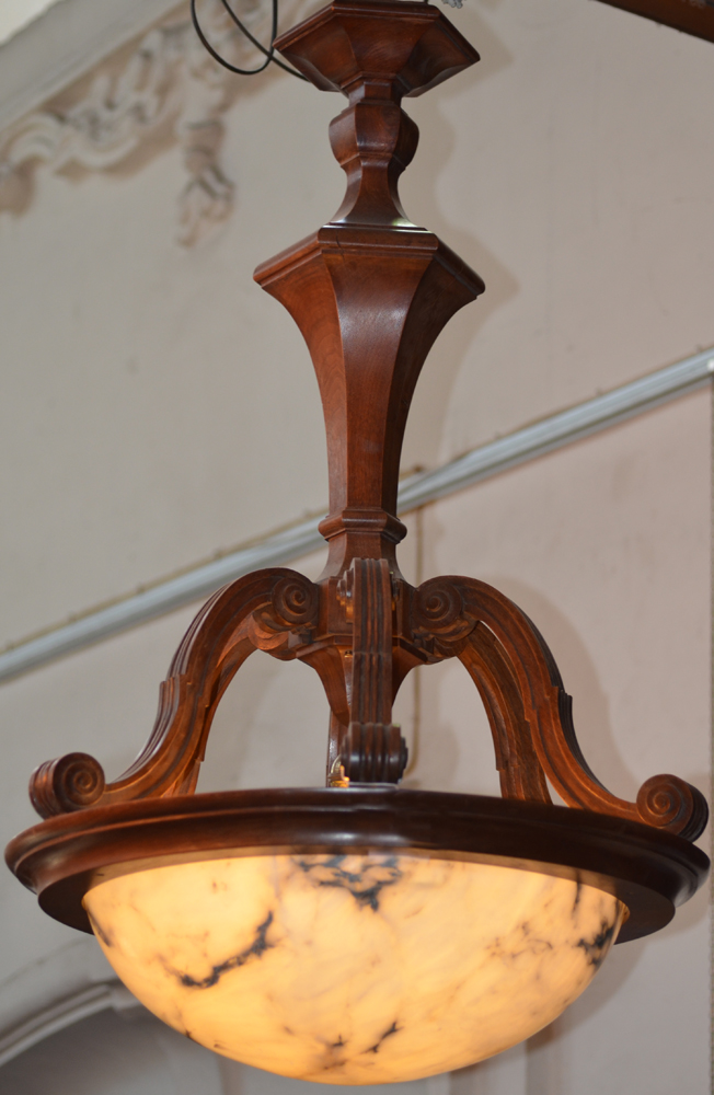 Alabaster and wood ceiling light — Grand lustre avec coupole en albâtre, monture en acajou, des années vingt.