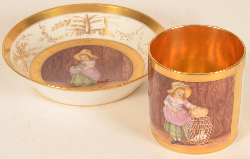 Allegorical porcelain cup and saucer — Litron de grande taille et de belle qualite, en bonne condition
