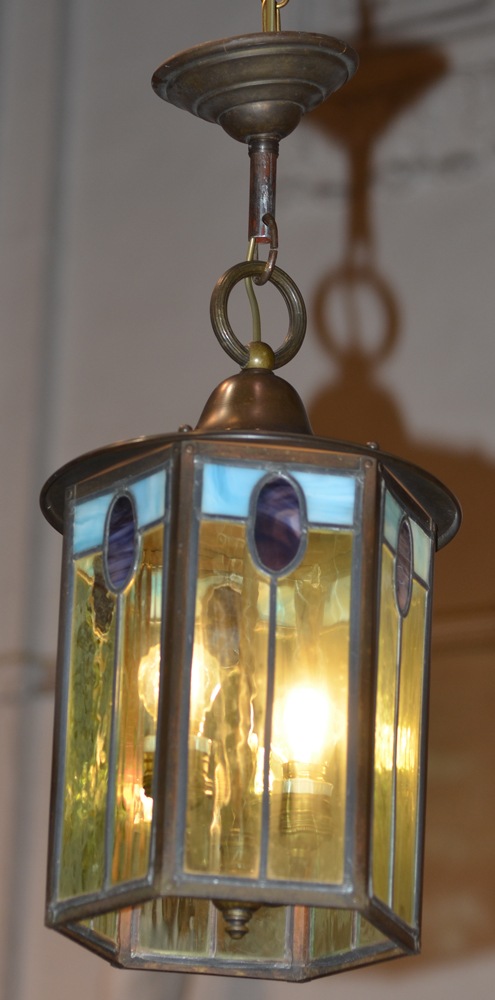 Stained glass Hall Lantern Arts and Crafts — Luminaire Arts and Crafts en laiton et verre coloréé