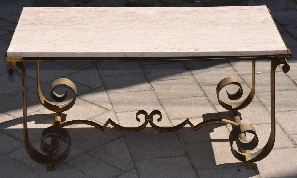 Art Deco side table — Table en fer forge patine or, avec dessus en marbre, annees 40