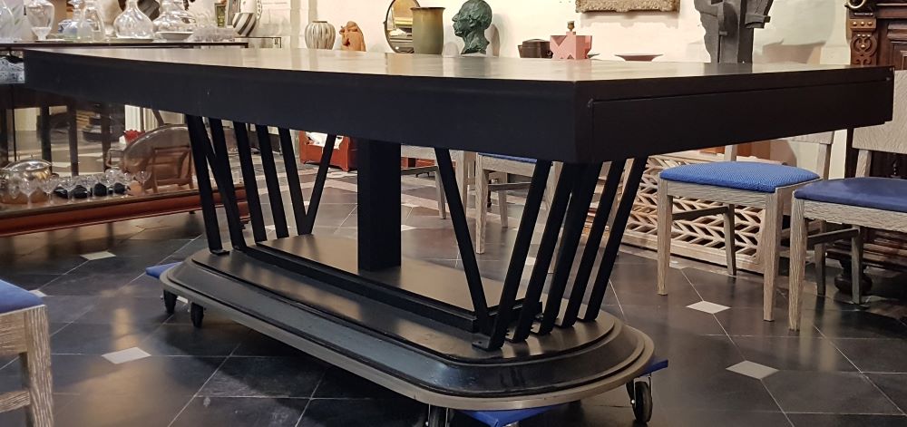Large modernist table — <p>Table moderniste, en bois et metal pour le pied, peint noir, extensible pour une vingtaine de personnes</p>