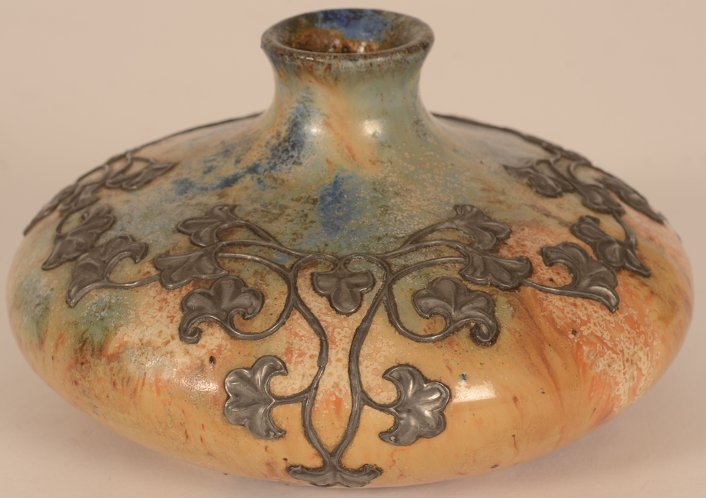 Edgard Aubry — <p>Vase en gres art nouveau avec une décoration appliquée en étain, signé</p>