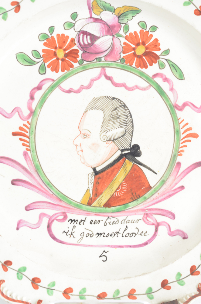 A probably Leeds creamware 'Oranjebord' with a portrait of Willem V of Orange, late 18th century — Detail of the orangist decoration
