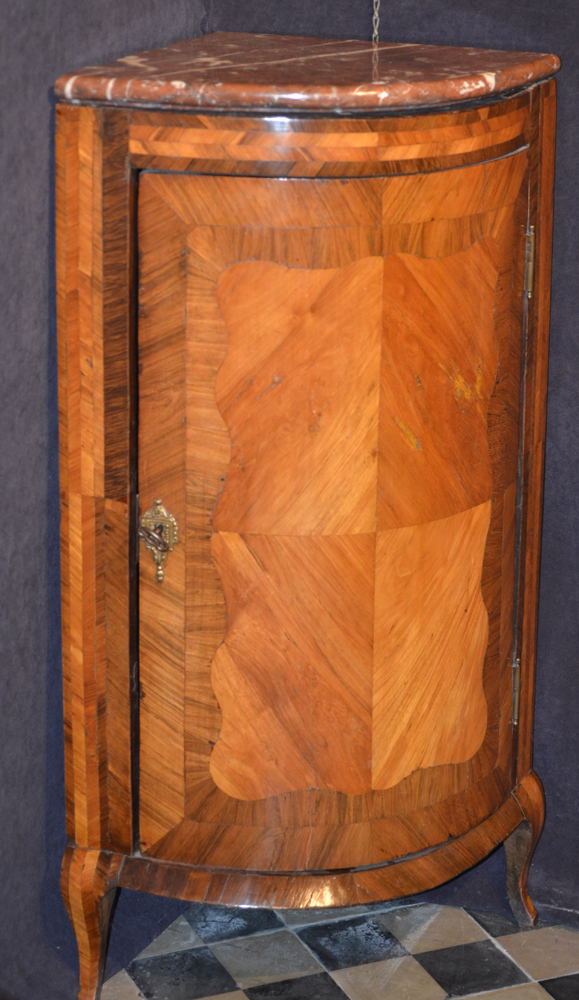 Corner Cabinet — Petite armoire de coin de style L XV en marqueterie