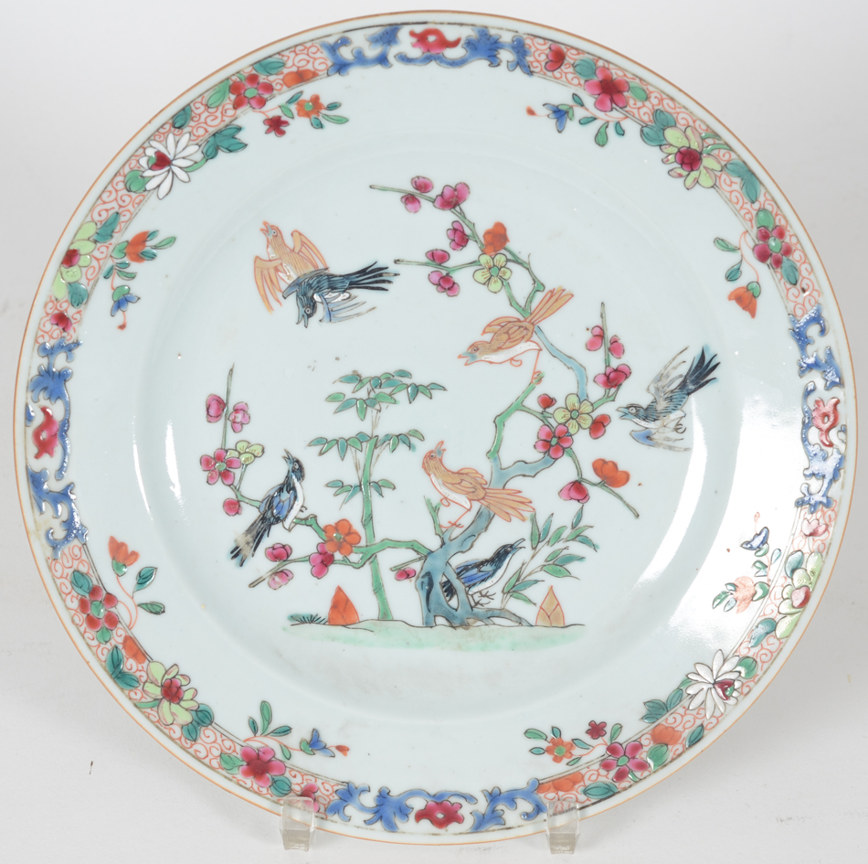 Chinese Famille Rose porcelain plate — Assiètte en porcelaine de Chine, famille rose avec un décor de pies voleuses