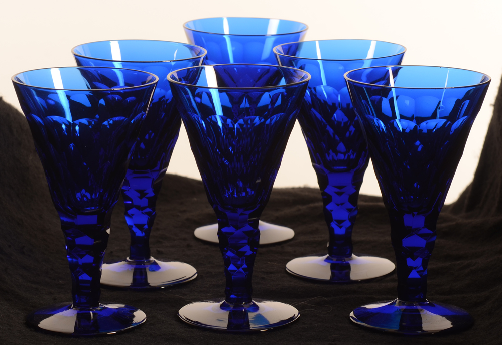 6 blue cut glass drinking glasses — 6 verres en verre taillé, blue, probablement Anglais, ca. 1900-1920