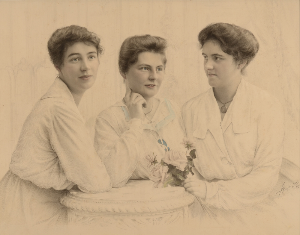 Ferdinand Buyle — Portrait des trois soeurs, 1919, photographie entièrement retouchée à la mine de plomb et pastel