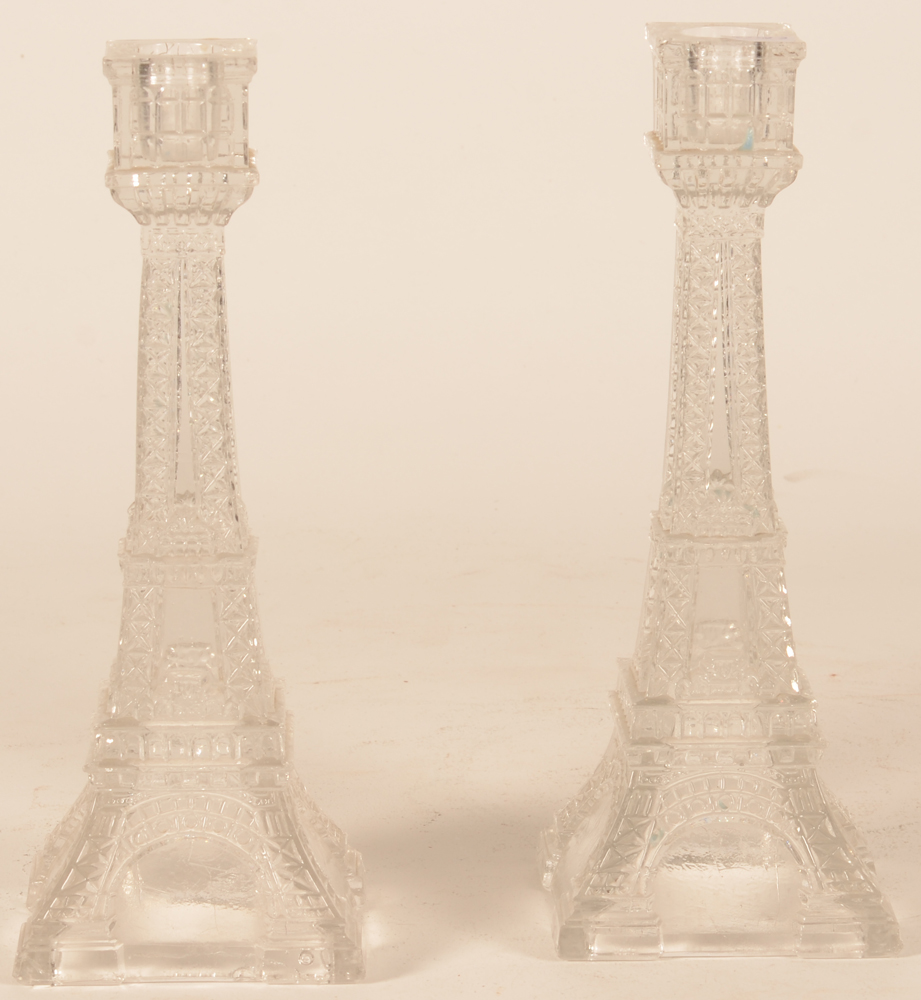 Eiffel tower candlesticks — Amusante paire de candelabres en verre moule, probablement fait autour de 1900.