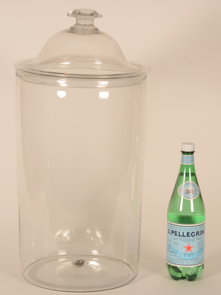 Giant glass lidded jar — Pot en verre géant avec son couvercle