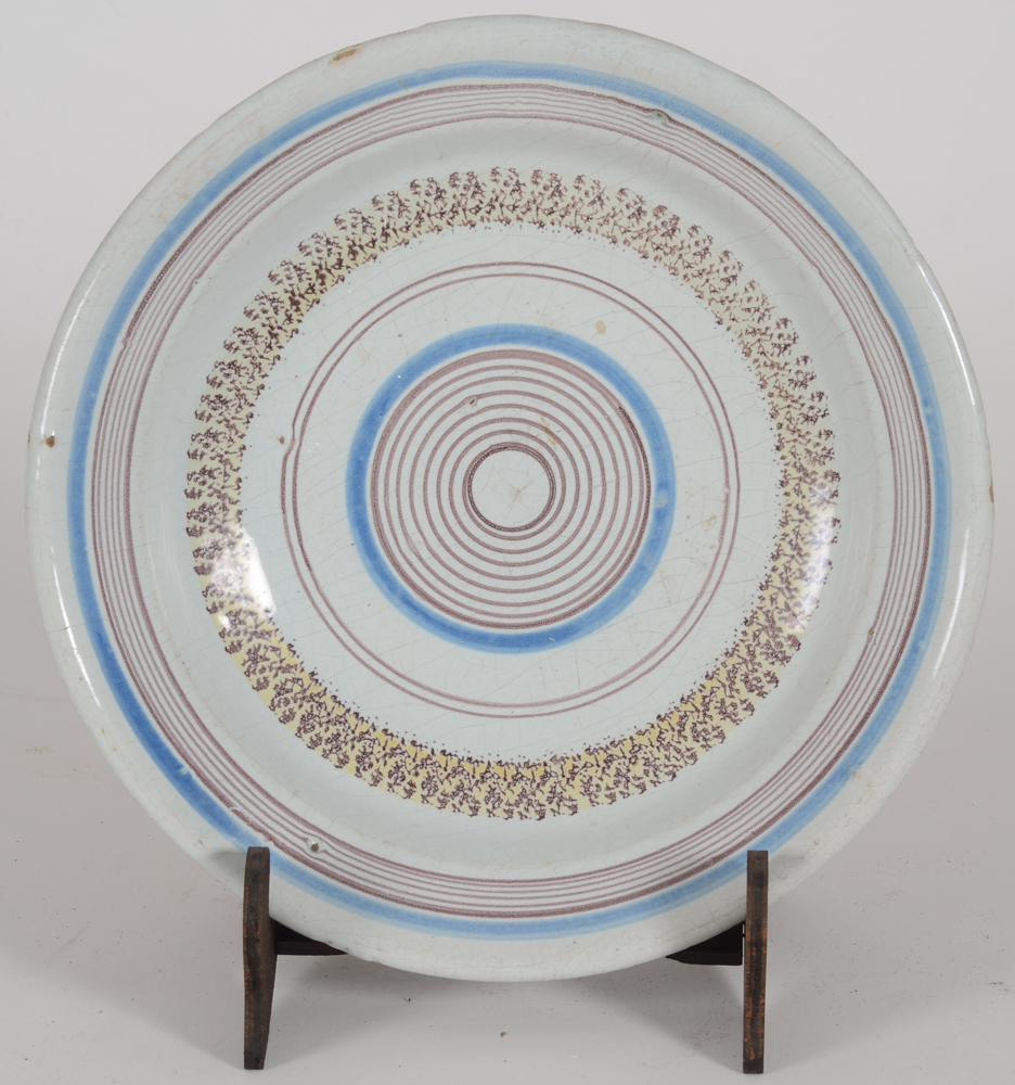 Brussels tin-glazed earthenware 'target' dish — 'Plat en faience de Bruxelles, 'décor cible' , en bon état