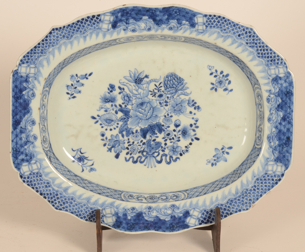 Chinese porcelain scaloped oblong charger — Plat en porcelaine bleu et blanc chinoise au bord chantourné