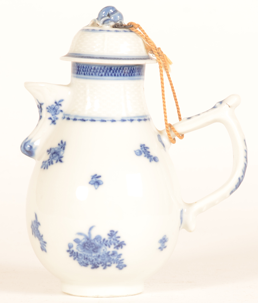 A smal chinese porcelain blue and white euopean taste coffee pot. — Petite verseuse en porcelaine de Chine d'apres un modele Europeen
